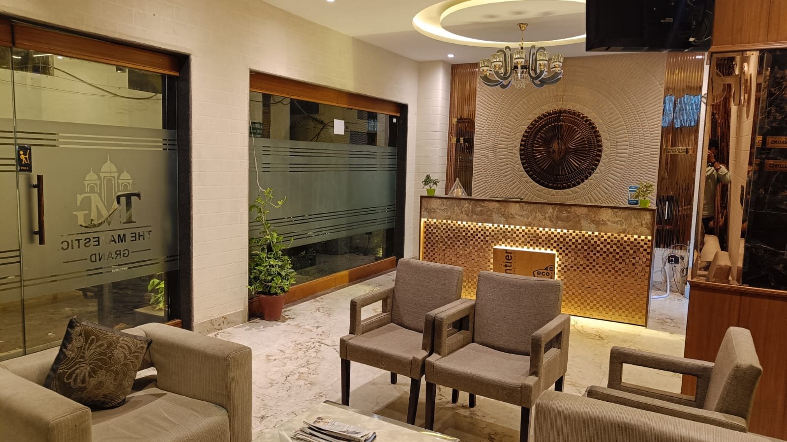 Family Room · City view - Image 2